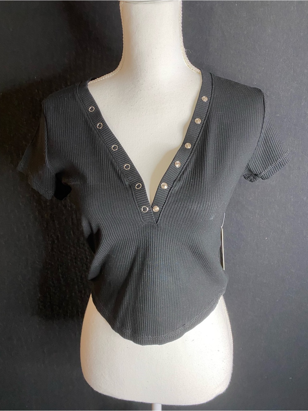 Faded rose Women’s Black Ribbed V‑Neck Snap-Accent Top